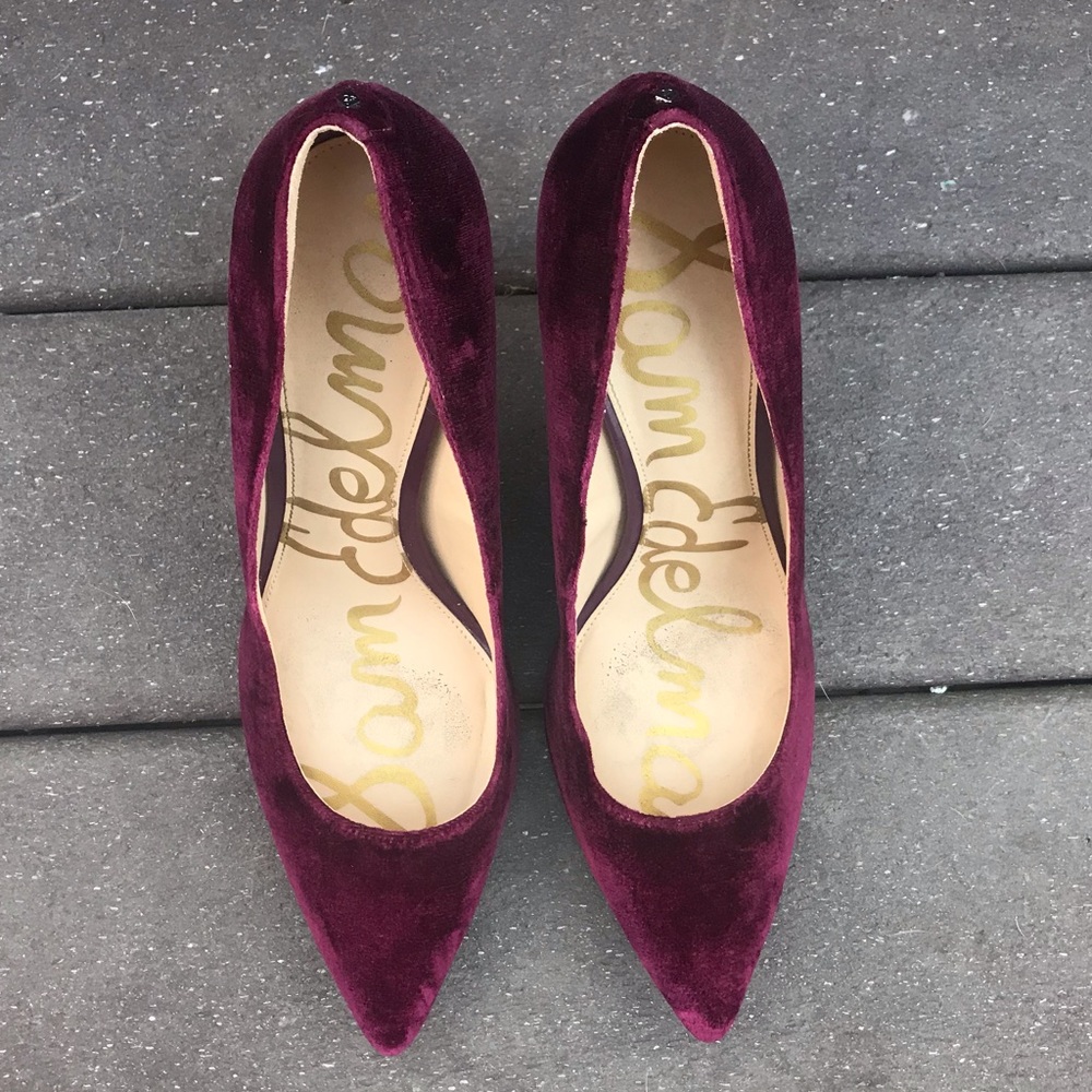 Burgundy velvet pointed pump